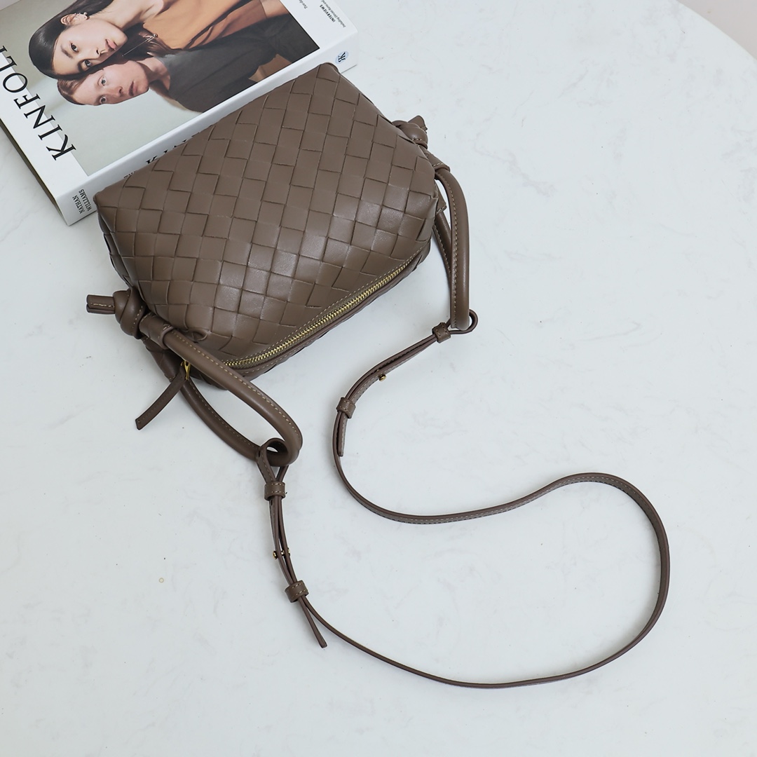 Bottega Veneta Style Brown Camera Bag style reference detail image 3 from source 771812