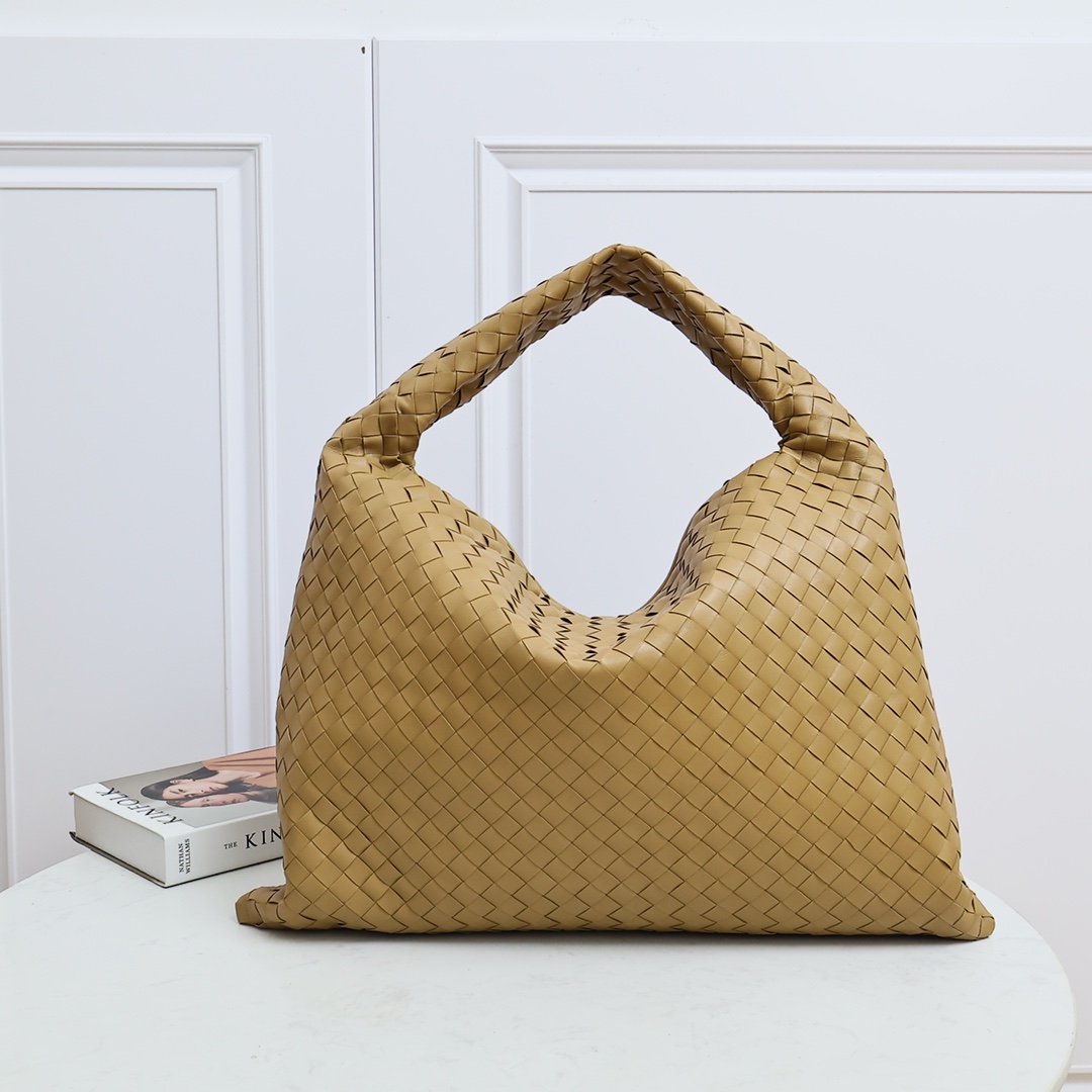 Bottega Veneta Intrecciato Leather Large Tote Bag
