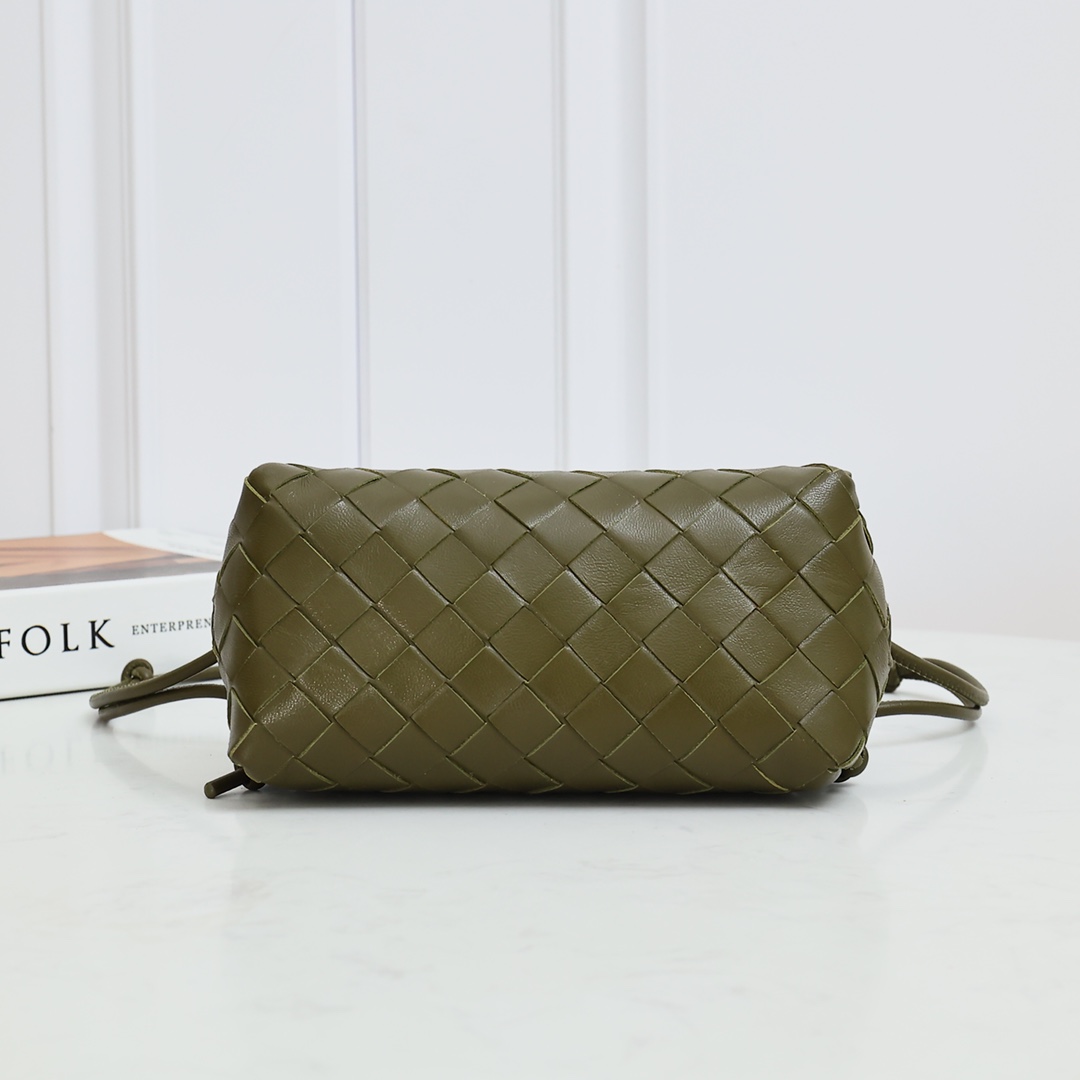 Bottega Veneta Style Green Crossbody Bag style reference detail image 4 from source 771790