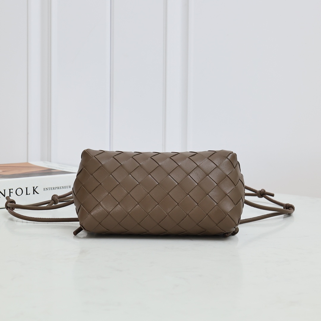 Bottega Veneta Style Brown Crossbody Bag style reference detail image 4 from source 771791