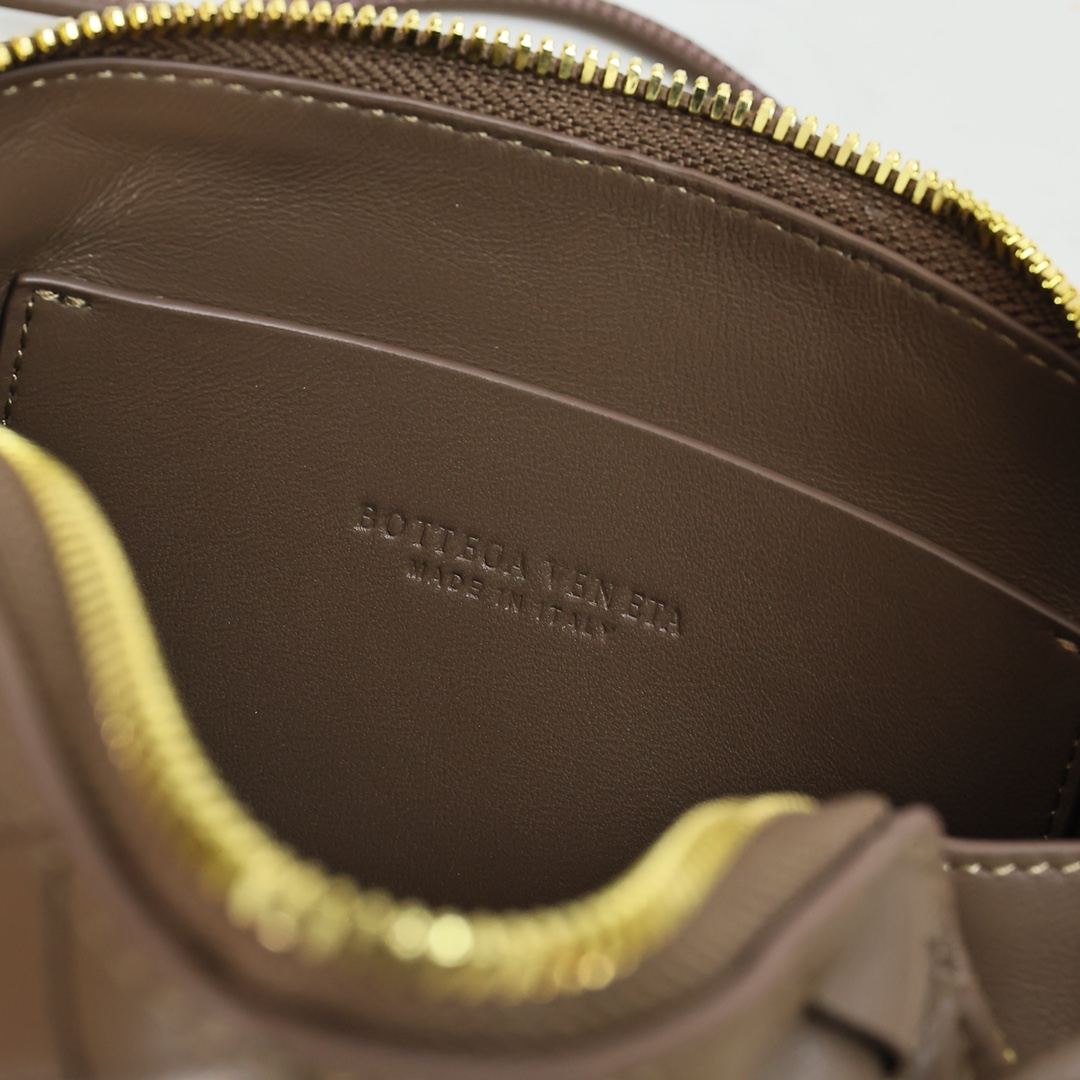 Bottega Veneta Style Brown Crossbody Bag style reference detail image 5 from source 771791