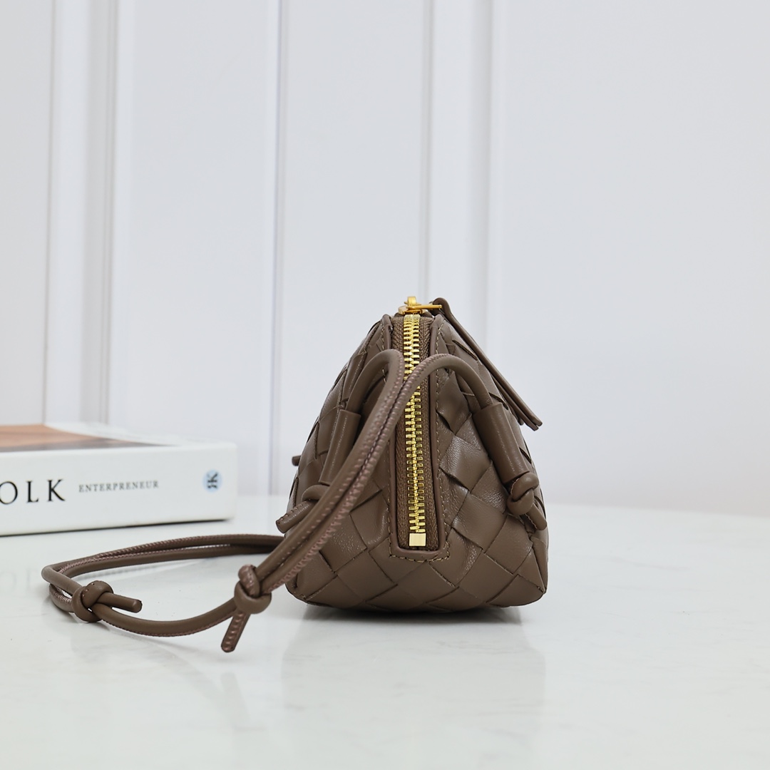 Bottega Veneta Style Brown Crossbody Bag style reference detail image 3 from source 771791
