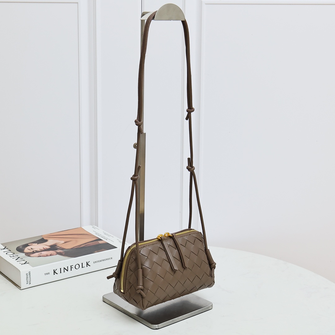 Bottega Veneta Style Brown Crossbody Bag style reference detail image 2 from source 771791