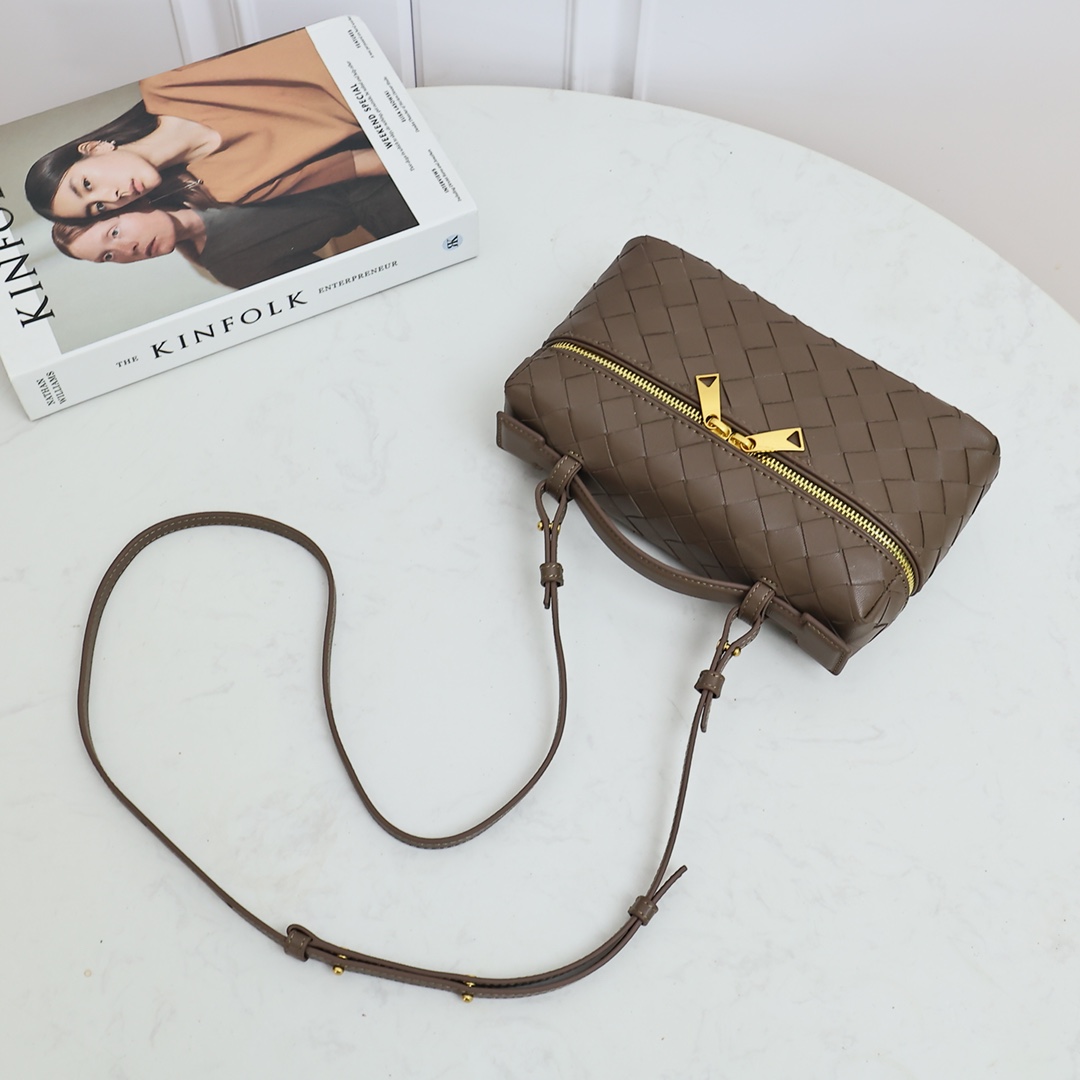 Bottega Veneta Style Brown Crossbody Bag Bags Crossbody Bag detail image 4 from source 765987
