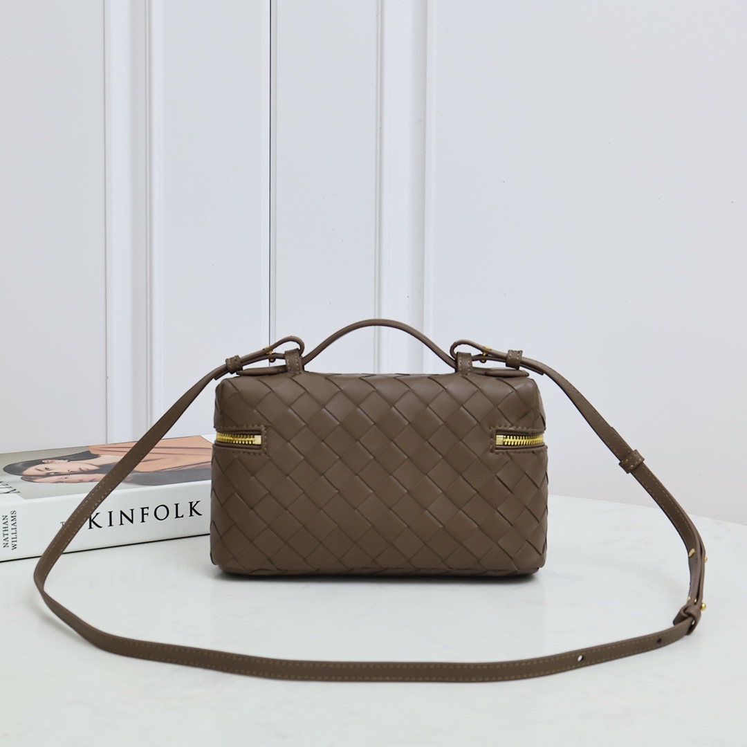 Bottega Veneta Style Brown Crossbody Bag Bags Crossbody Bag detail image 2 from source 765987
