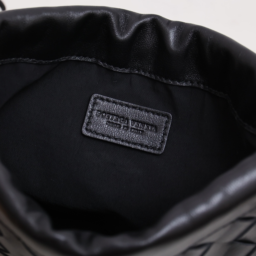 Bottega Veneta Style Black Nylon Shoulder Bag style reference detail image 6 from source 771772