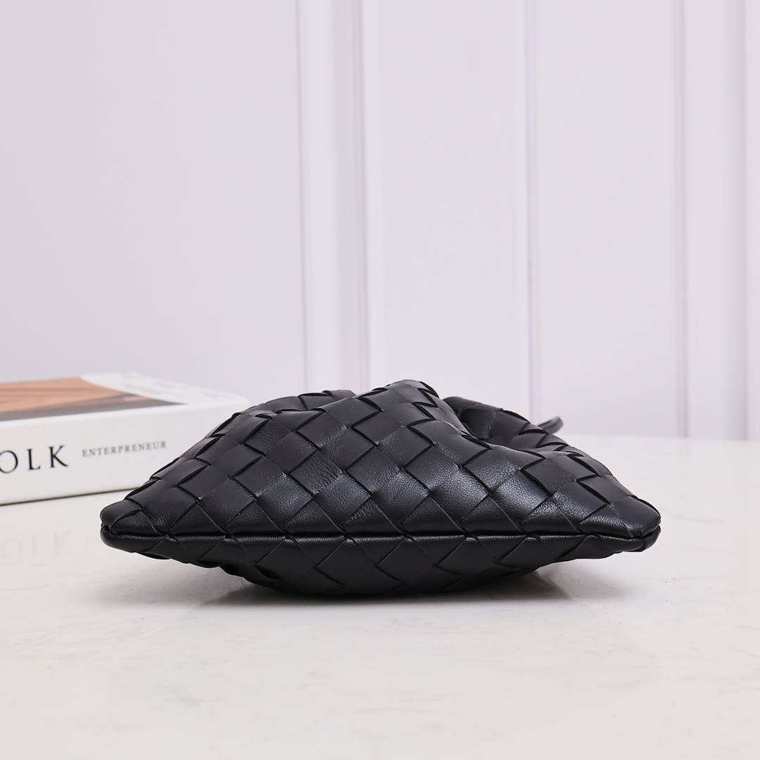 Bottega Veneta Style Black Nylon Shoulder Bag style reference detail image 3 from source 771772