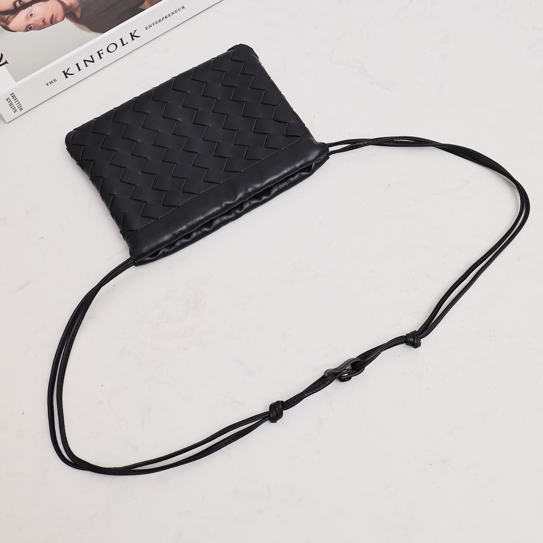 Bottega Veneta Style Black Nylon Shoulder Bag style reference detail image 4 from source 771772