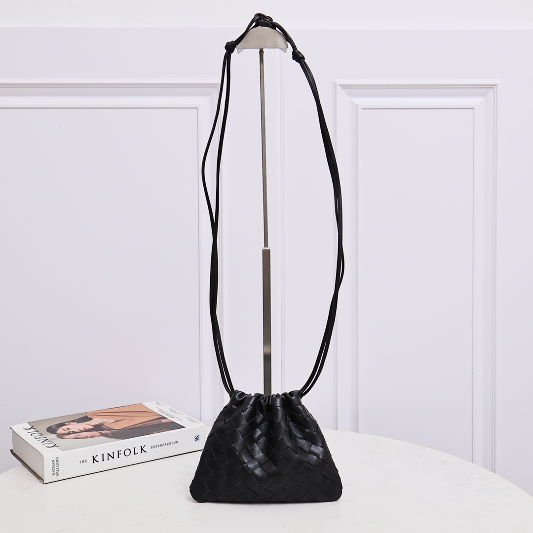 Bottega Veneta Style Black Nylon Shoulder Bag style reference detail image 1 from source 771772