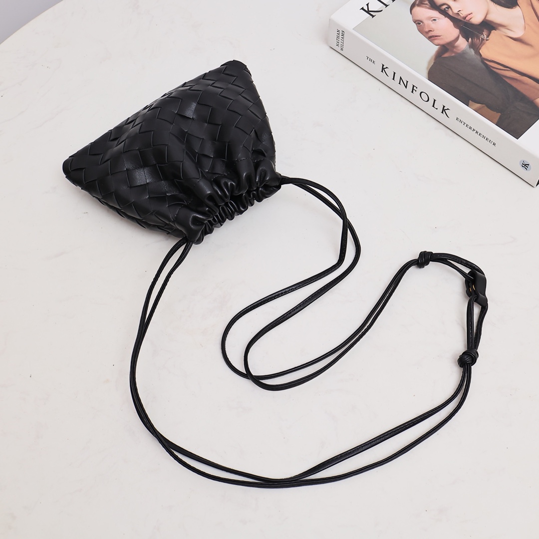 Bottega Veneta Style Black Nylon Shoulder Bag style reference detail image 2 from source 771772