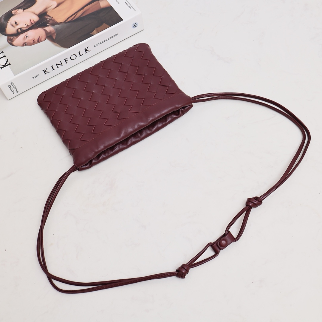 Bottega Veneta Style Red Nylon Shoulder Bag style reference detail image 3 from source 771773
