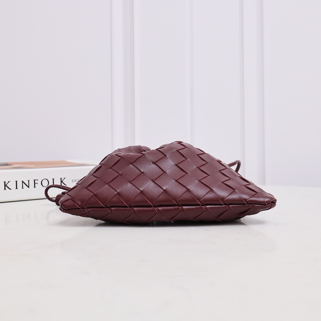 Bottega Veneta Style Red Nylon Shoulder Bag style reference detail image 4 from source 771773