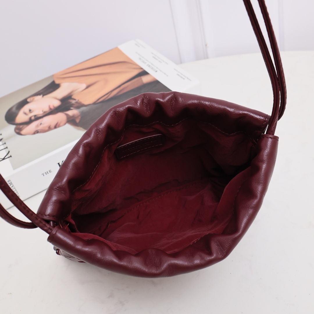Bottega Veneta Style Red Nylon Shoulder Bag style reference detail image 5 from source 771773