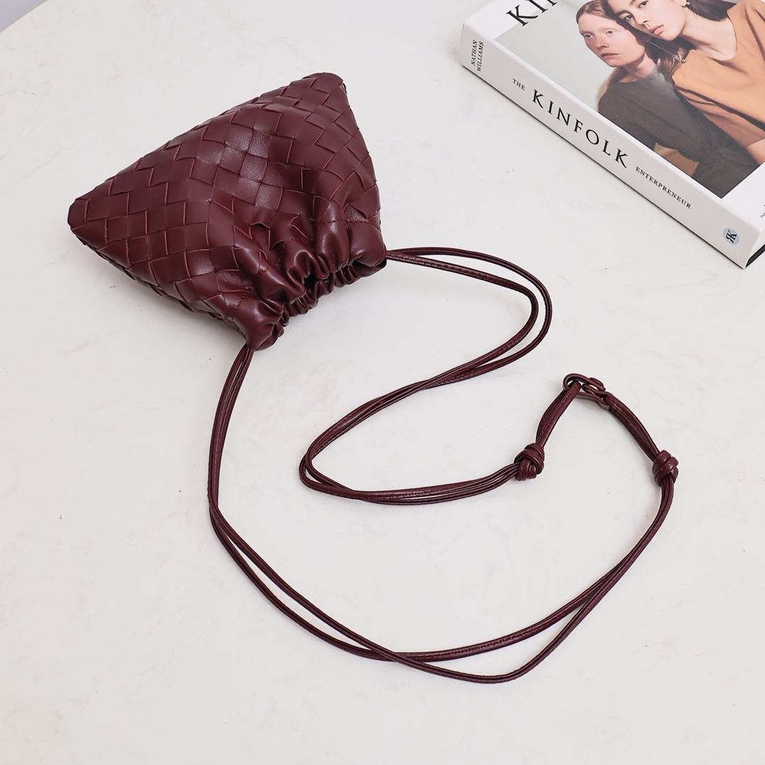 Bottega Veneta Style Red Nylon Shoulder Bag style reference detail image 2 from source 771773