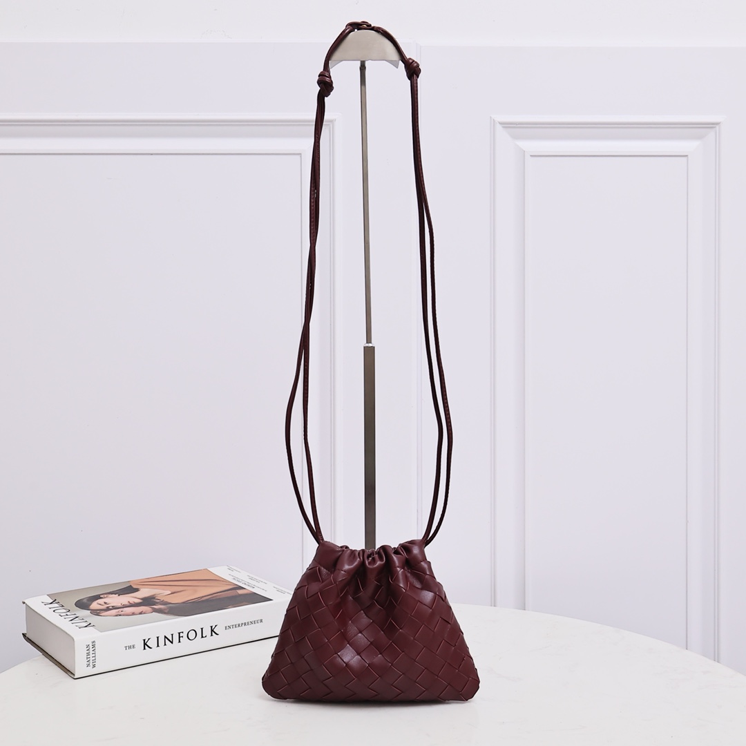 Bottega Veneta Style Red Nylon Shoulder Bag style reference detail image 1 from source 771773