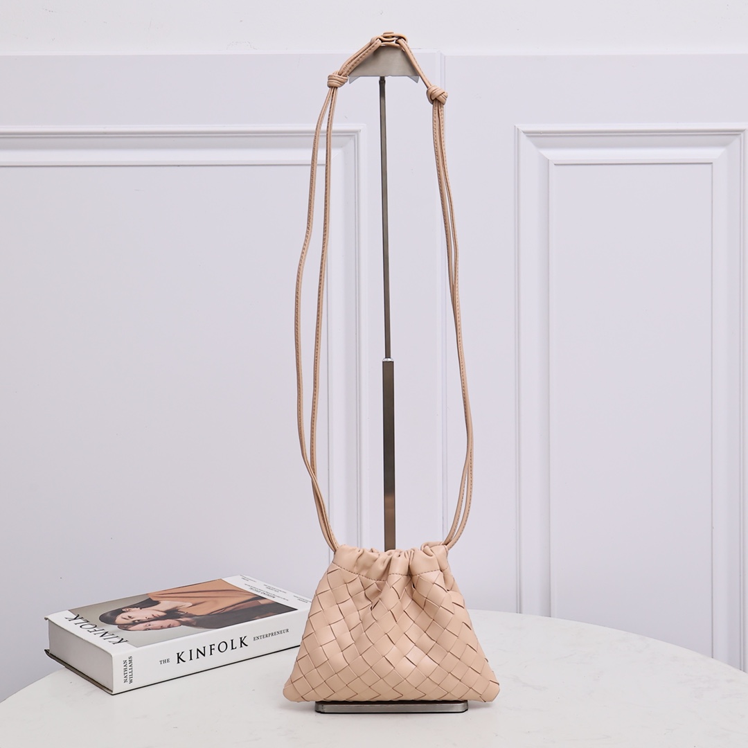 Bottega Veneta Style Pink Nylon Shoulder Bag style reference detail image 1 from source 771774