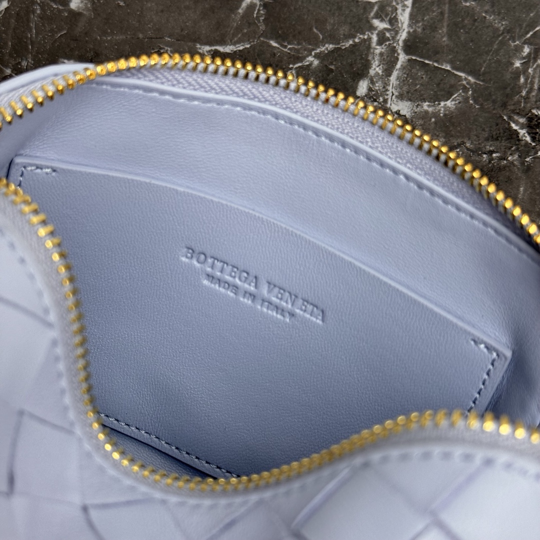 Bottega Veneta Style Blue Crossbody Bag style reference detail image 5 from source 771792