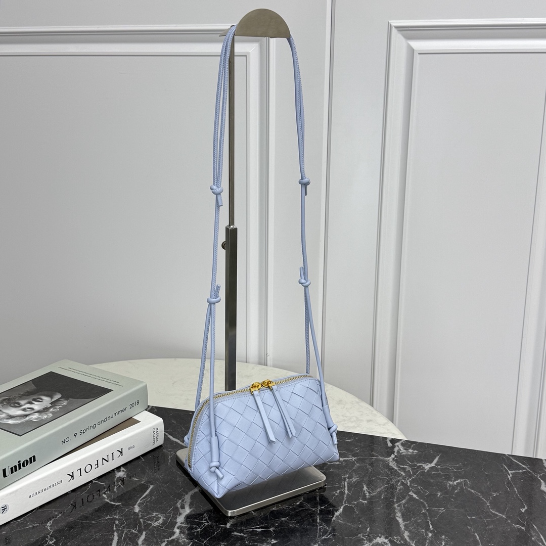 Bottega Veneta Style Blue Crossbody Bag style reference detail image 6 from source 771792