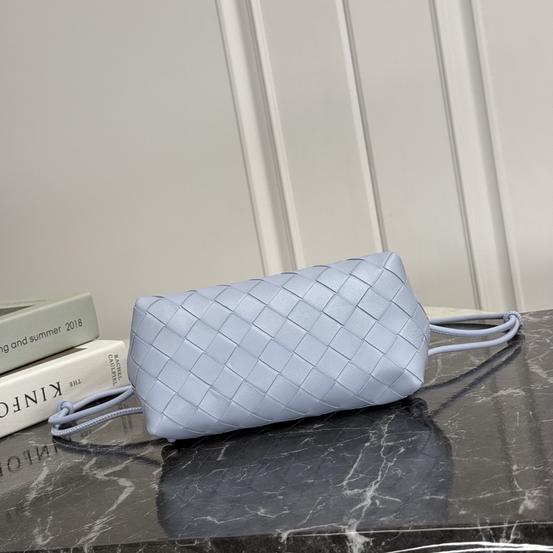 Bottega Veneta Style Blue Crossbody Bag style reference detail image 3 from source 771792