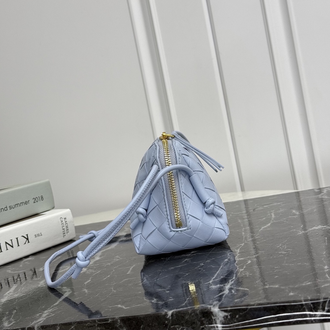 Bottega Veneta Style Blue Crossbody Bag style reference detail image 2 from source 771792
