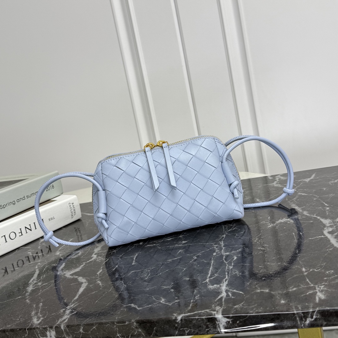Bottega Veneta Style Blue Crossbody Bag style reference detail image 1 from source 771792