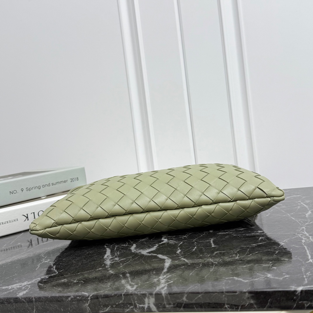 Bottega Veneta Style Green Nylon Shoulder Bag style reference detail image 4 from source 771778