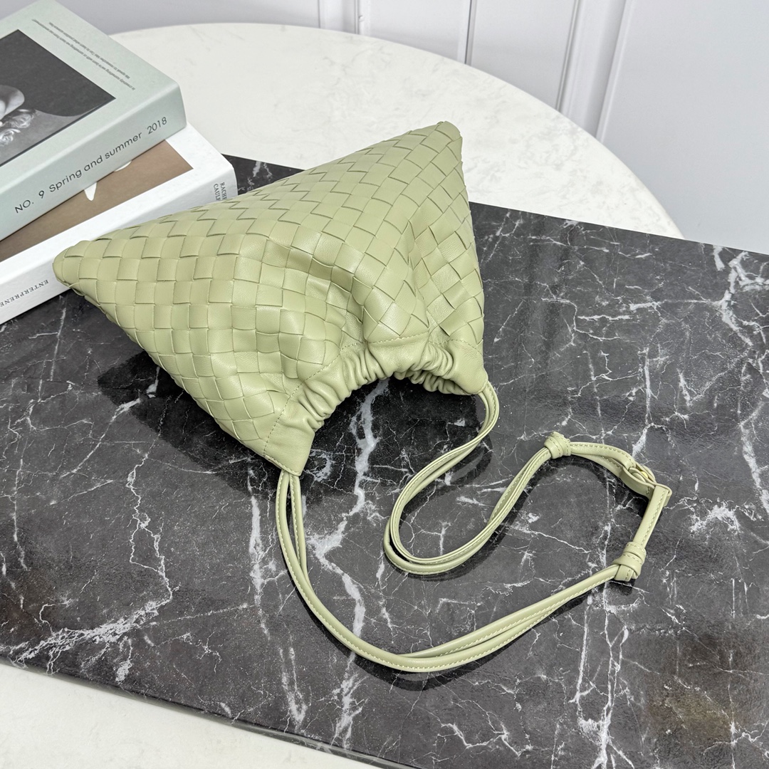 Bottega Veneta Style Green Nylon Shoulder Bag style reference detail image 2 from source 771778