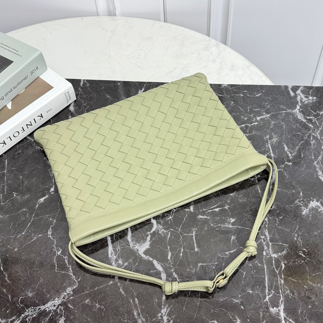 Bottega Veneta Style Green Nylon Shoulder Bag style reference detail image 3 from source 771778