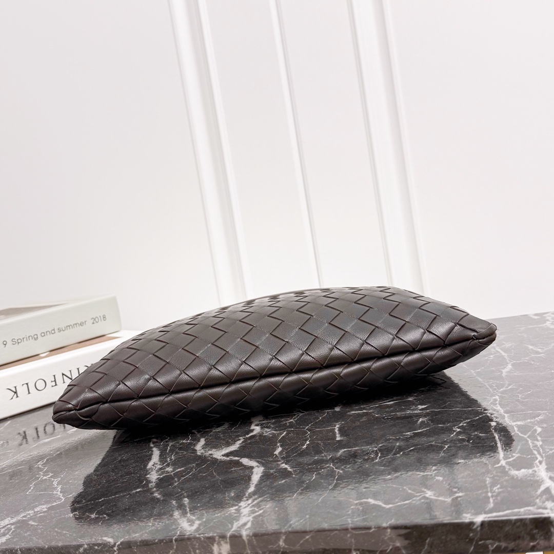 Bottega Veneta Style Brown Nylon Shoulder Bag style reference detail image 4 from source 771779