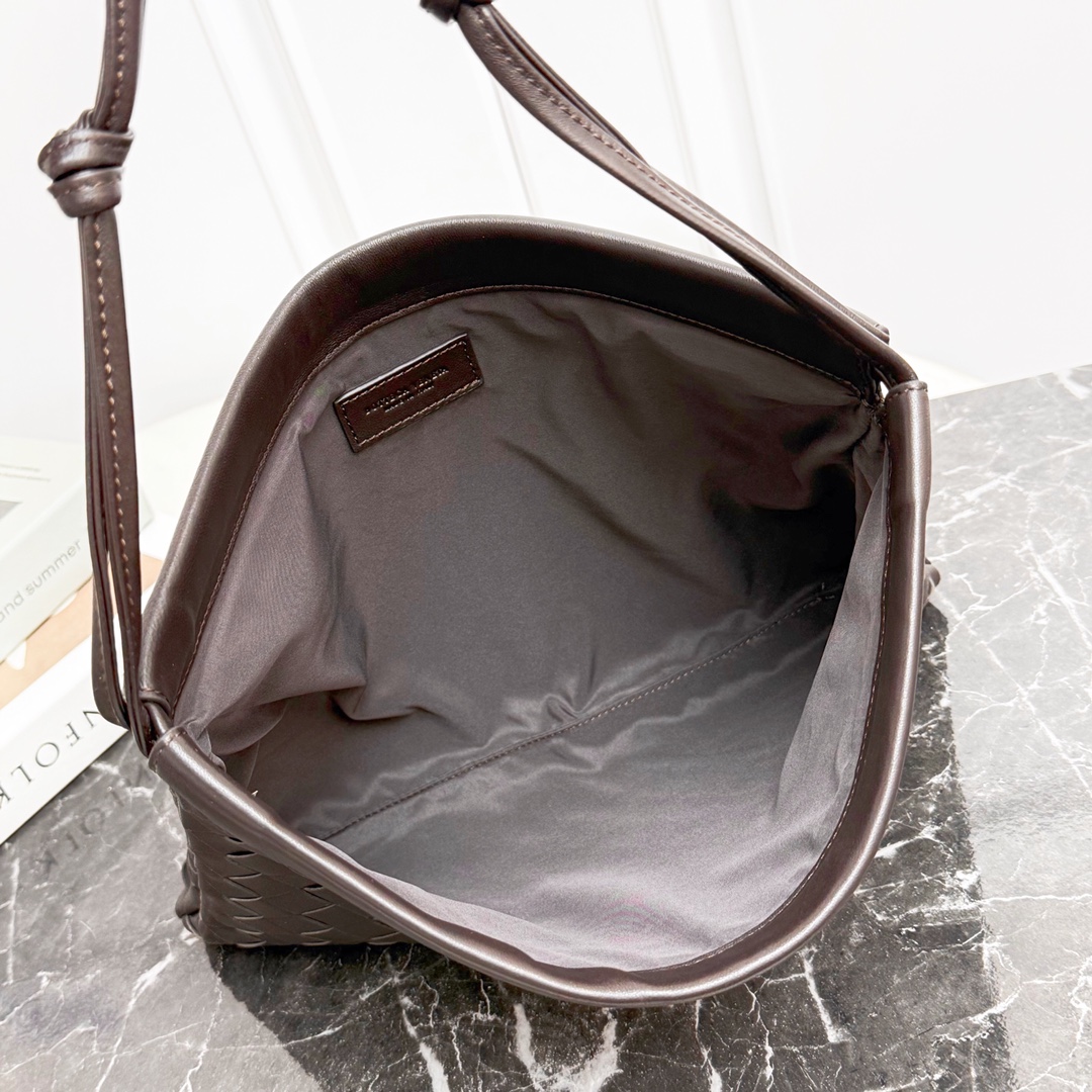Bottega Veneta Style Brown Nylon Shoulder Bag style reference detail image 5 from source 771779