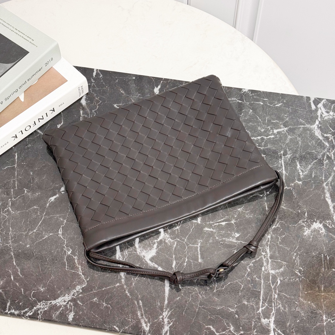 Bottega Veneta Style Brown Nylon Shoulder Bag style reference detail image 3 from source 771779