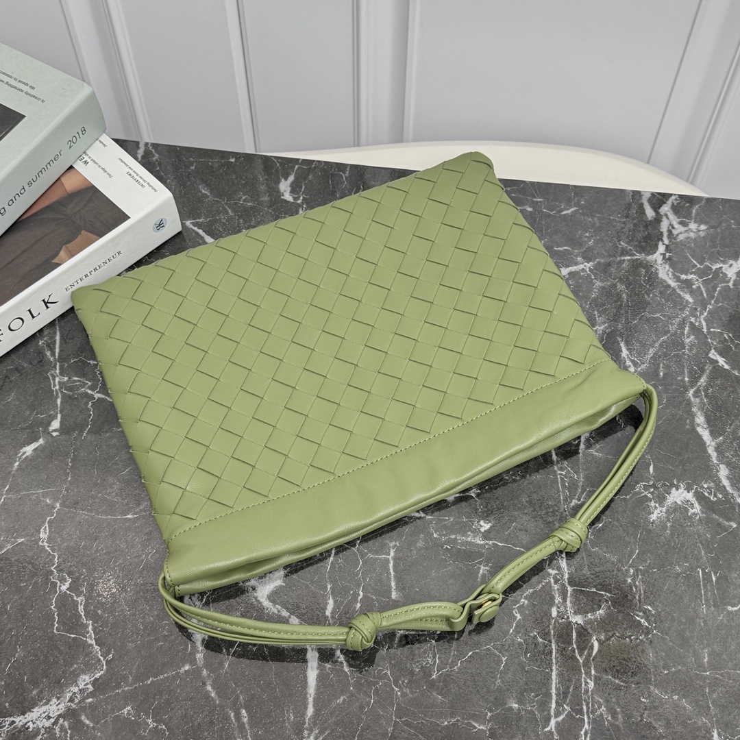 Bottega Veneta Style Pink Nylon Shoulder Bag style reference detail image 3 from source 771780