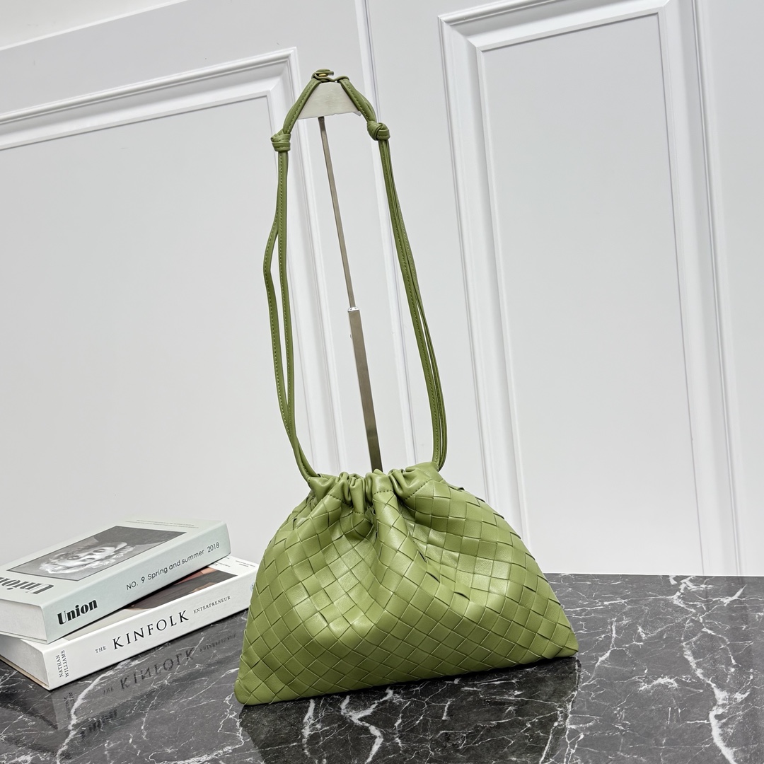Bottega Veneta Style Pink Nylon Shoulder Bag style reference detail image 1 from source 771780