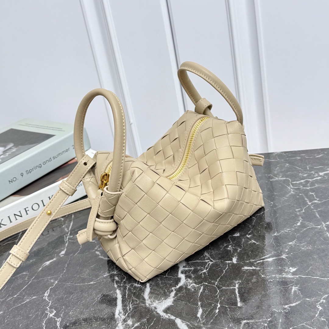 Bottega Veneta Style Camera Bag style reference detail image 2 from source 771815