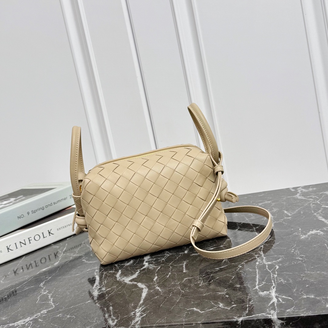 Bottega Veneta Style Camera Bag style reference detail image 1 from source 771815