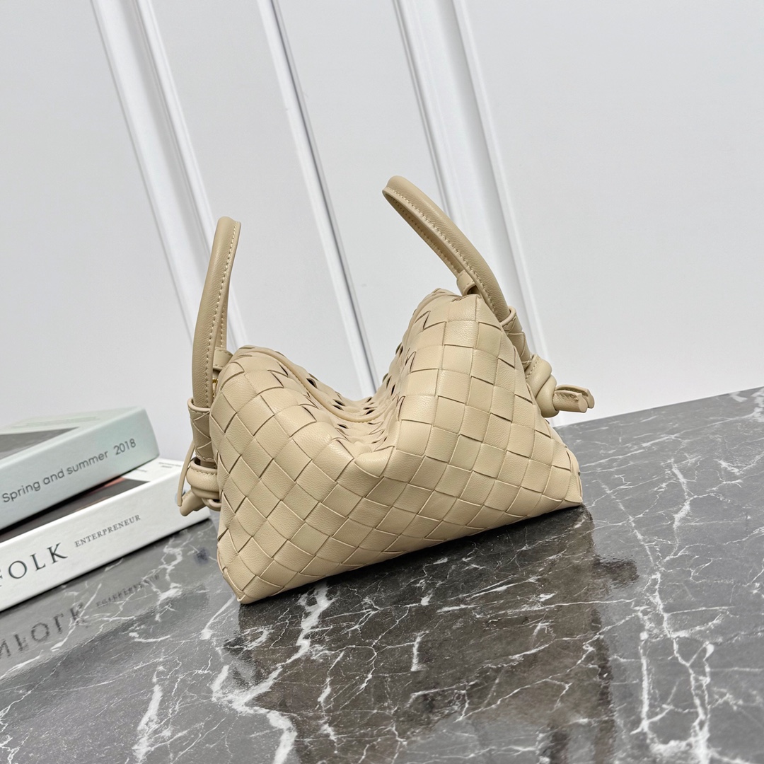 Bottega Veneta Style Camera Bag style reference detail image 5 from source 771815
