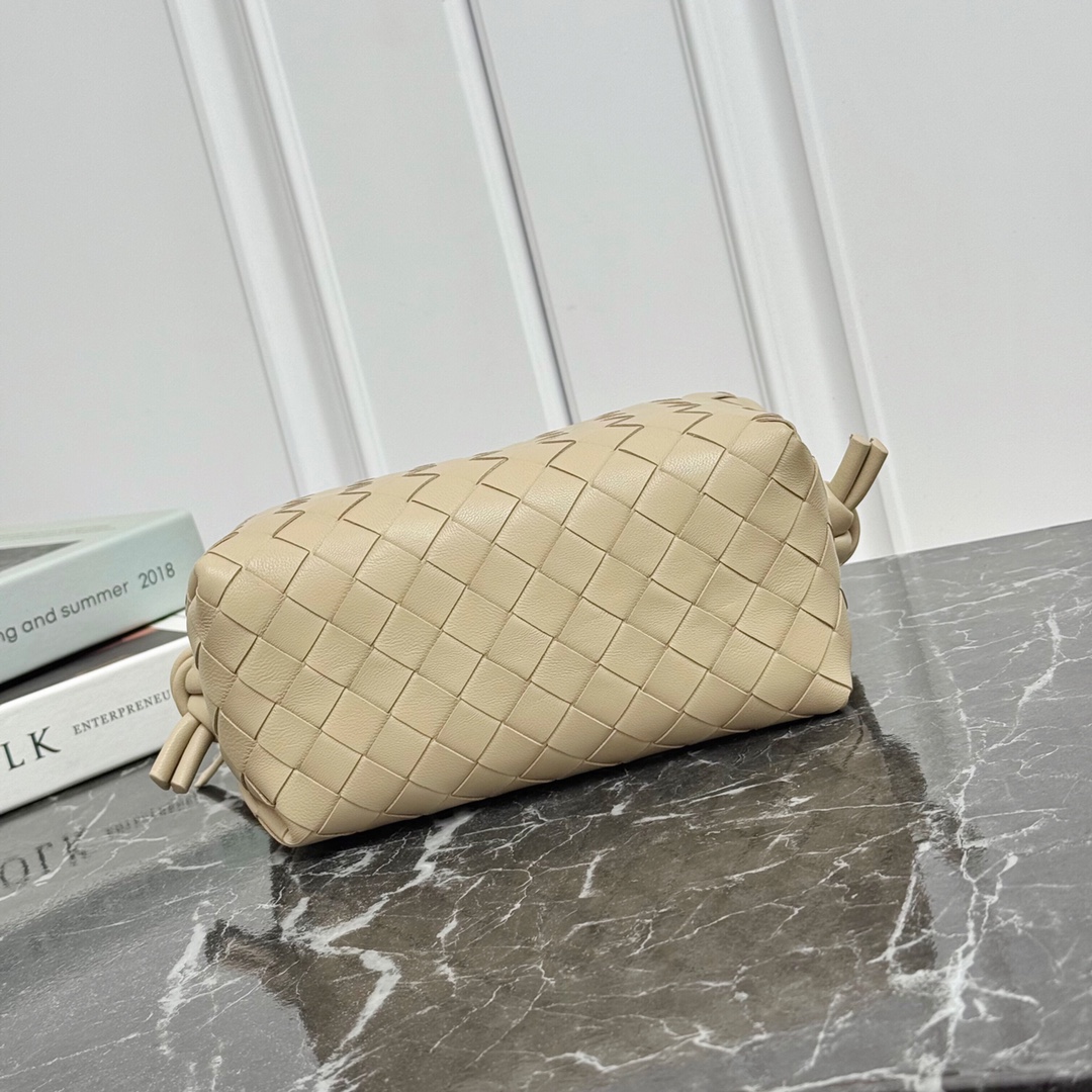 Bottega Veneta Style Camera Bag style reference detail image 4 from source 771815