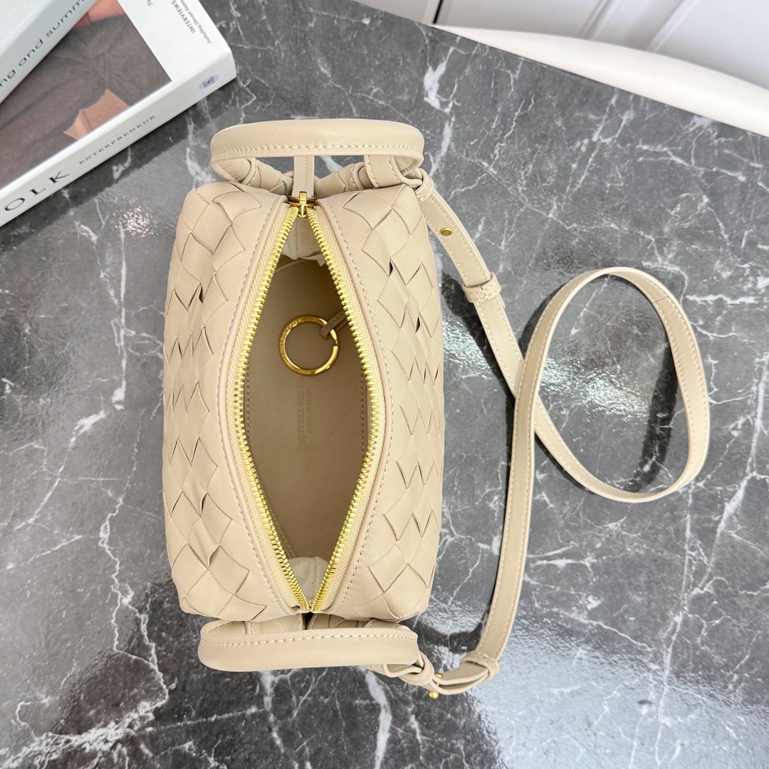 Bottega Veneta Style Camera Bag style reference detail image 6 from source 771815