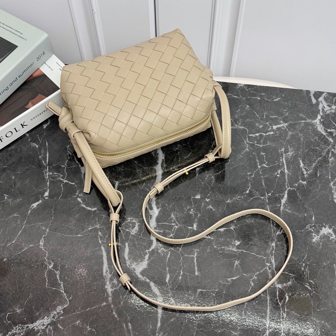 Bottega Veneta Style Camera Bag style reference detail image 3 from source 771815