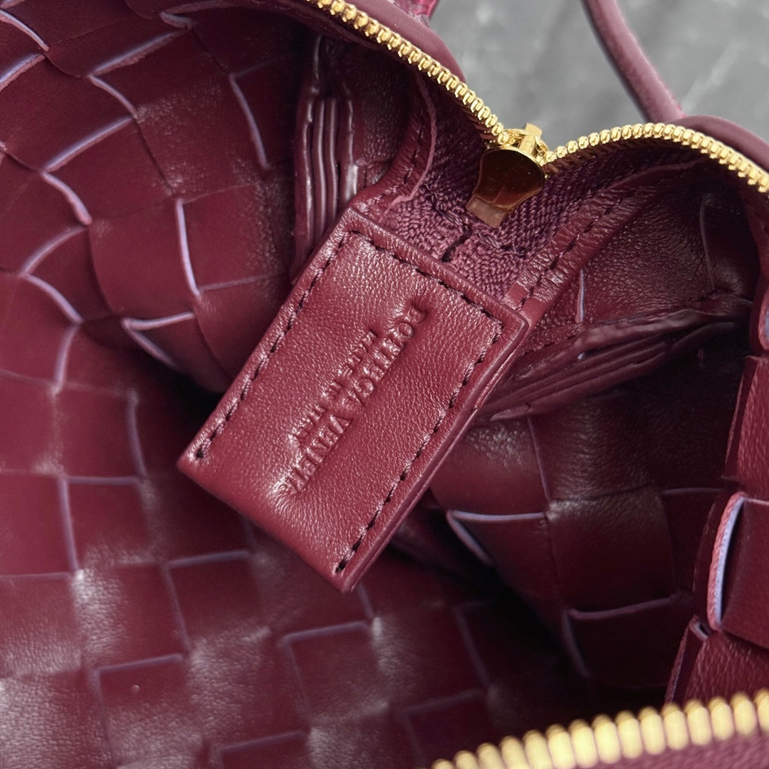 Bottega Veneta Style Red Leather Bag style reference detail image 6 from source 771840