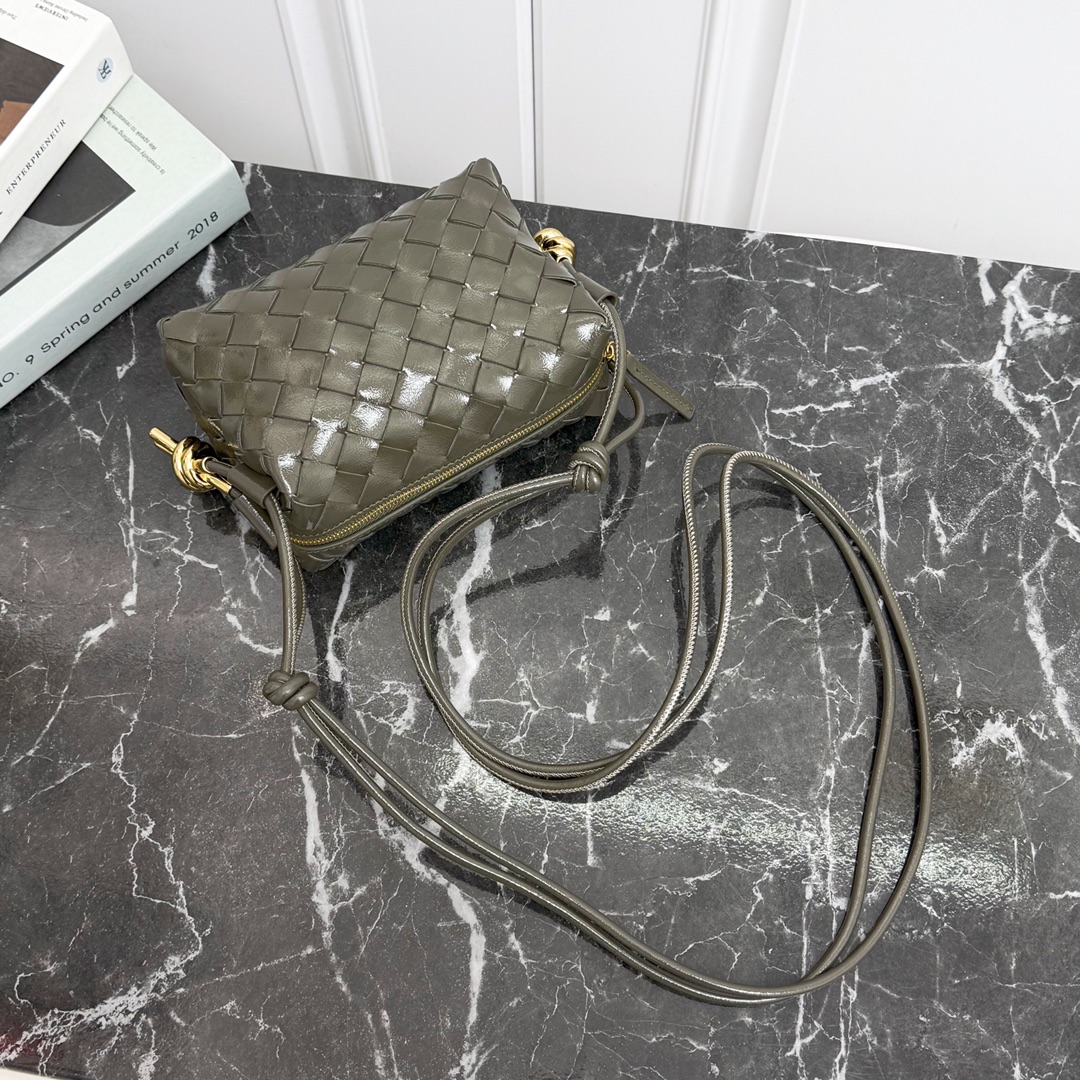 Bottega Veneta Style Leather Bag style reference detail image 3 from source 771841