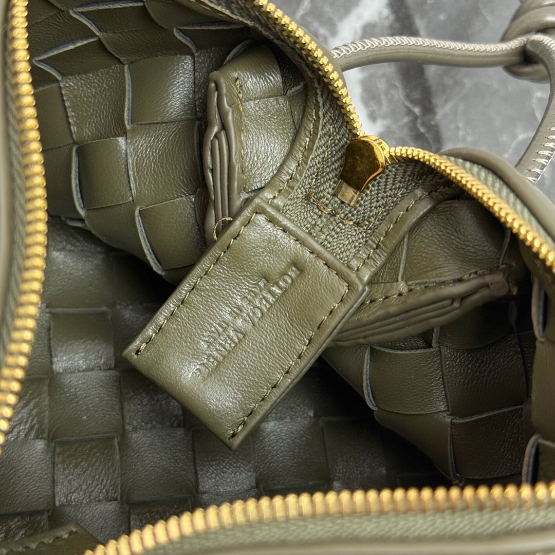 Bottega Veneta Style Leather Bag style reference detail image 6 from source 771841