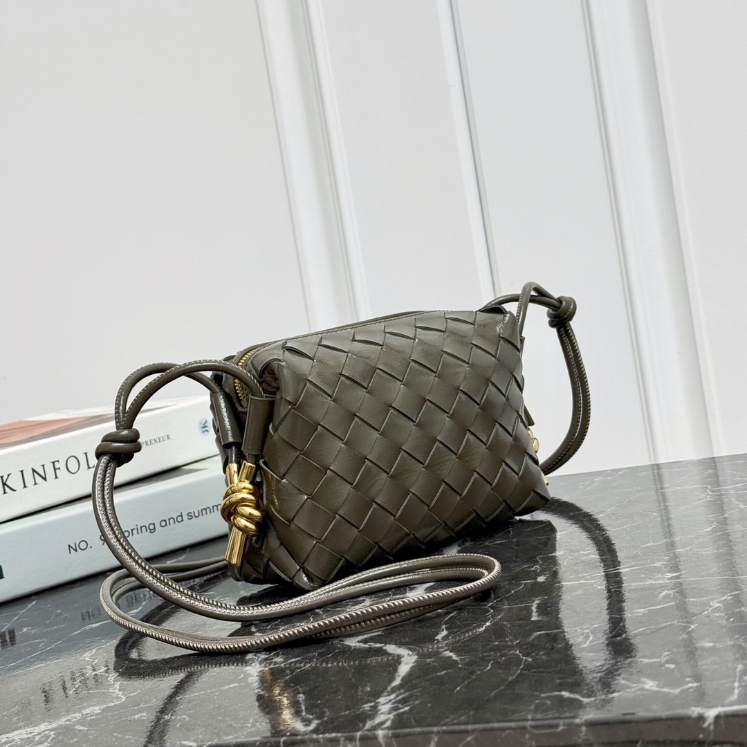 Bottega Veneta Style Leather Bag style reference detail image 2 from source 771841