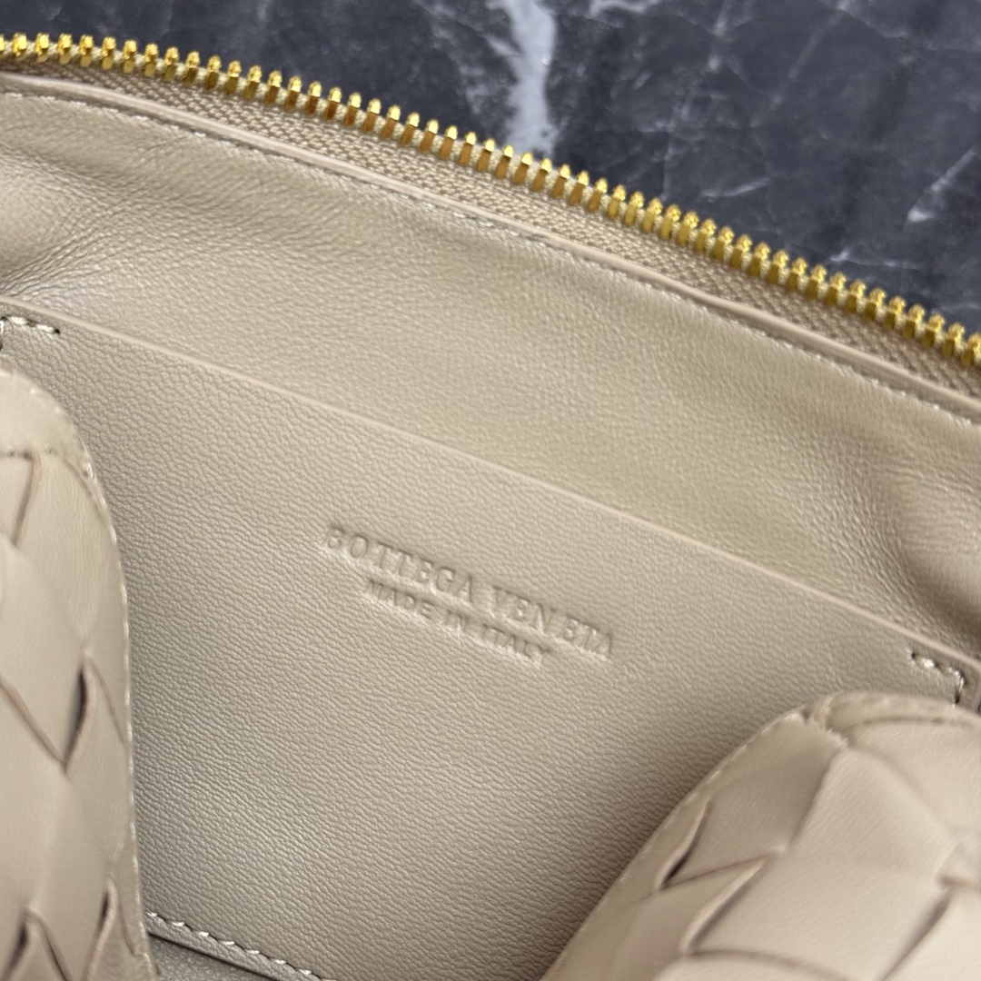 Bottega Veneta Style Crossbody Bag style reference detail image 6 from source 771793