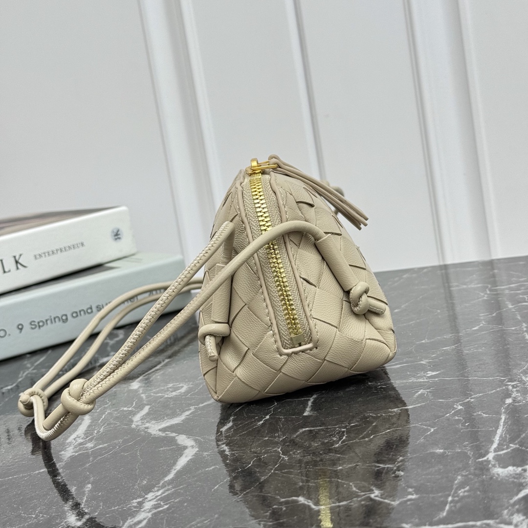 Bottega Veneta Style Crossbody Bag style reference detail image 3 from source 771793
