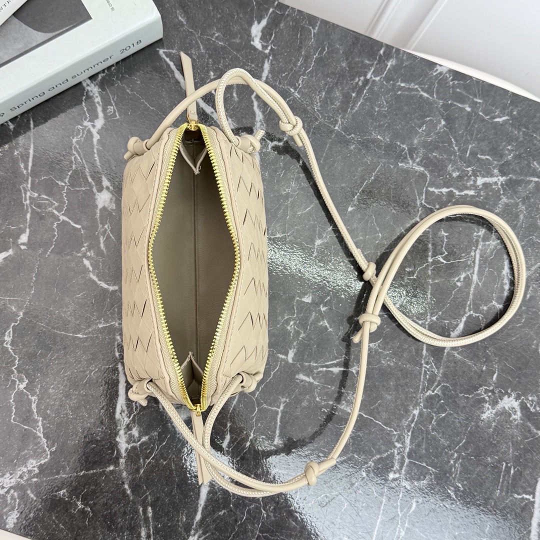 Bottega Veneta Style Crossbody Bag style reference detail image 5 from source 771793