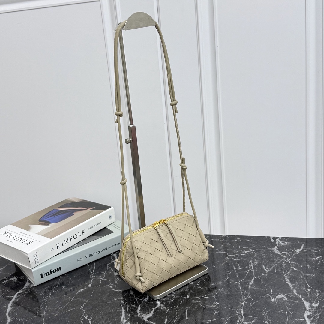 Bottega Veneta Style Crossbody Bag style reference detail image 2 from source 771793