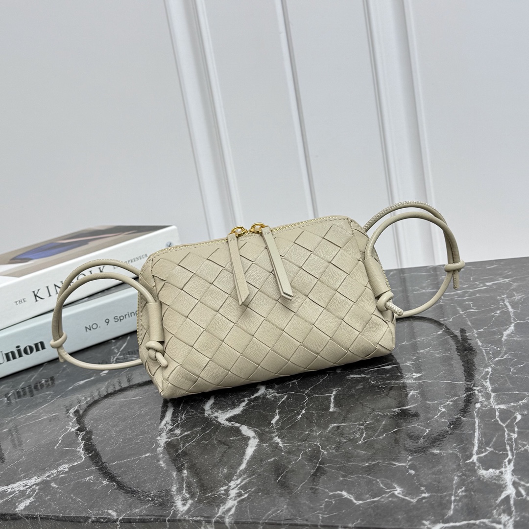 Bottega Veneta Style Crossbody Bag style reference detail image 1 from source 771793