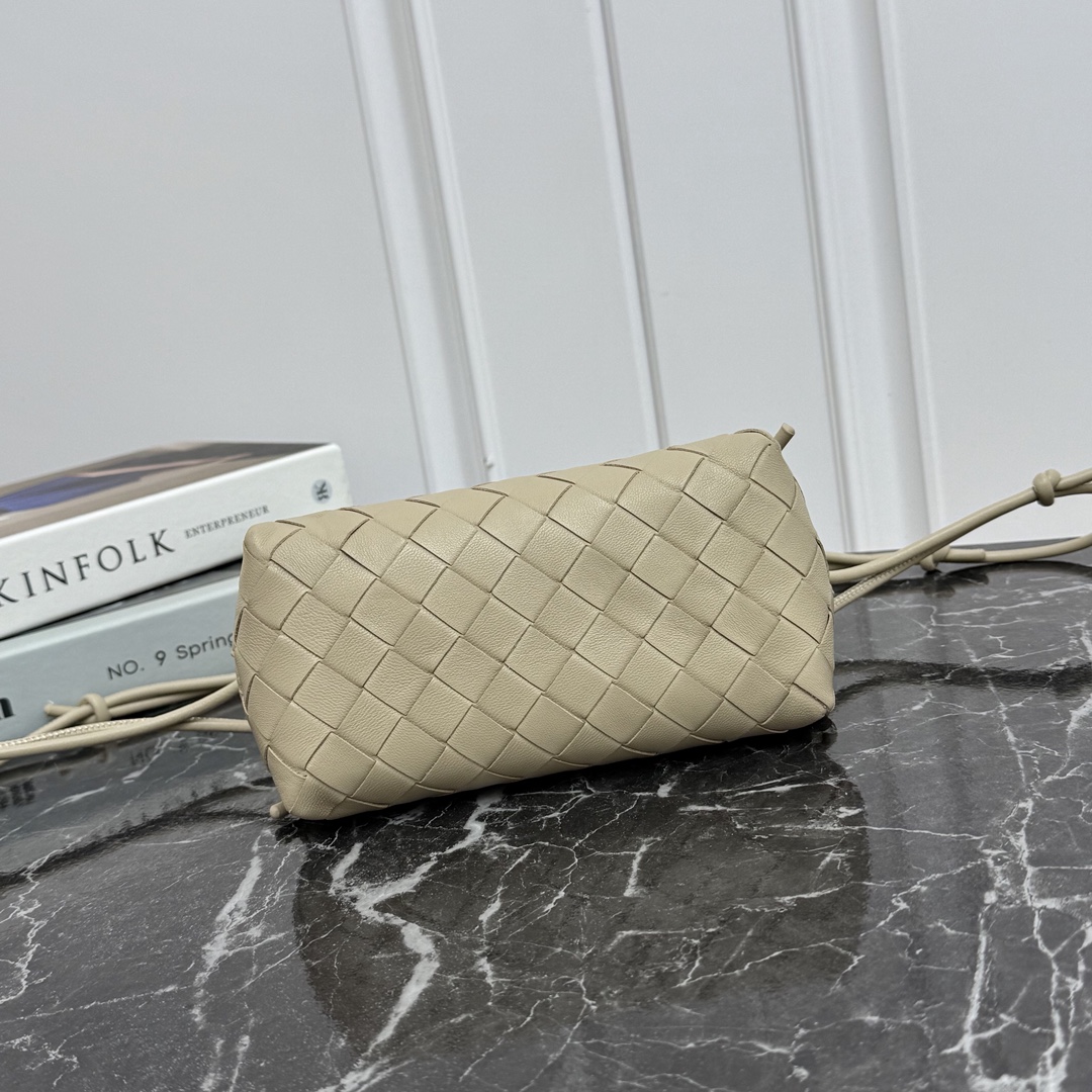 Bottega Veneta Style Crossbody Bag style reference detail image 4 from source 771793