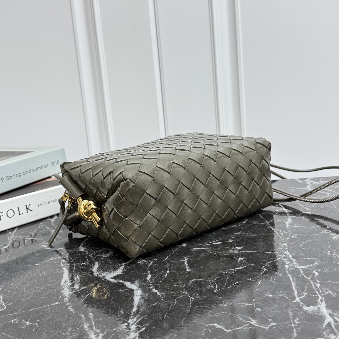 Bottega Veneta Style Leather Bag style reference detail image 3 from source 771833
